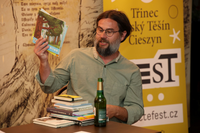 Mikro Teatro Rozžij knihu